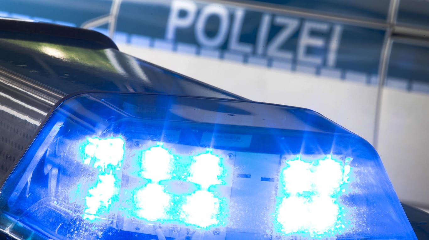 Ein Blaulicht leuchtet auf dem Dach eines Polizeiwagens (Symbolbild): In Nürnberg ist es wohl zu einem Tötungsdelikt gekommen.