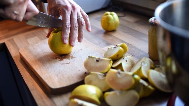 Wird beim Aufschneiden der Quitten braunes Fruchtfleisch sichtbar, ist der Schreck groß.