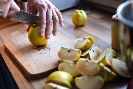 Wird beim Aufschneiden der Quitten braunes Fruchtfleisch sichtbar, ist der Schreck groß.