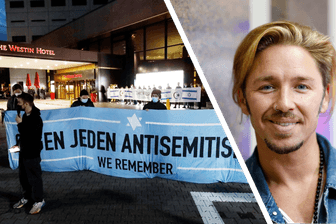 Gil Ofarim hat über Antisemitismus im "Westin Leipzig" berichtet: Nachdem er seine Anschuldigungen öffentlich machte, fand eine Demo vor dem Hotel statt; Hotelmitarbeiter hielten währenddessen ein eigenes Banner (links im Hintergrund) hoch.