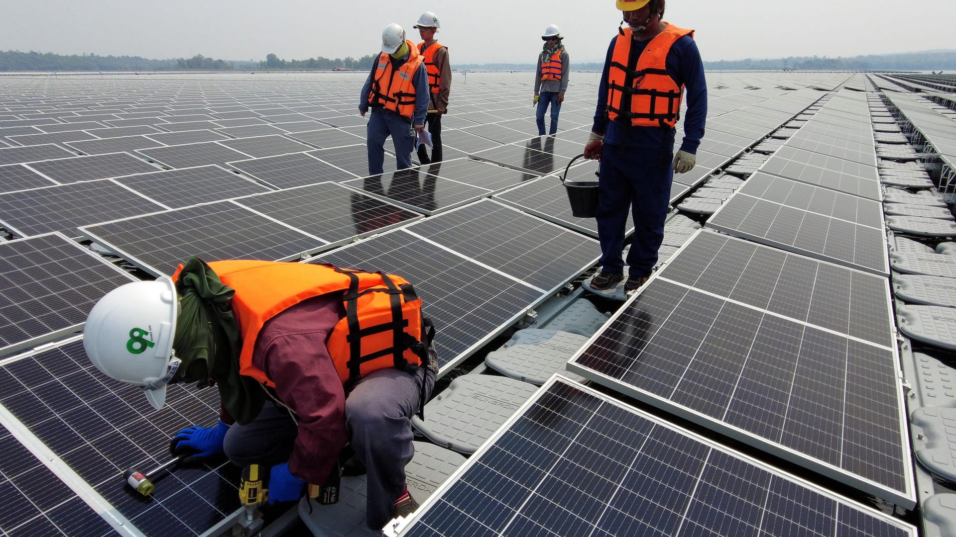 Arbeiter installieren eine Solaranlage: Klimaschutz benötigt große Investitionen.