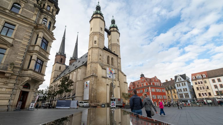 Passanten auf dem Marktplatz von Halle: Am Samstag um 12.04 Uhr läuteten in der ganzen Stadt die Glocken.