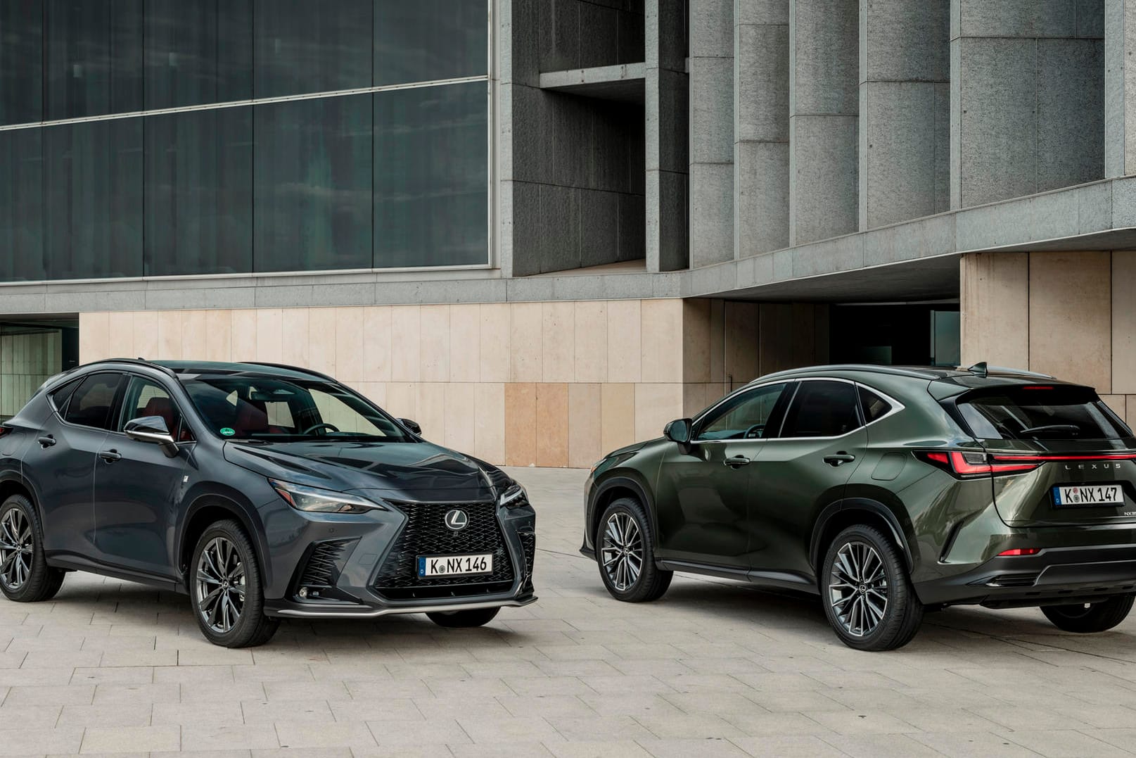 Lexus NX: Der Autobauer bietet die neue Generation des kompakten SUVs NX auch als Plug-in-Hybrid zum Aufladen per Stecker an.