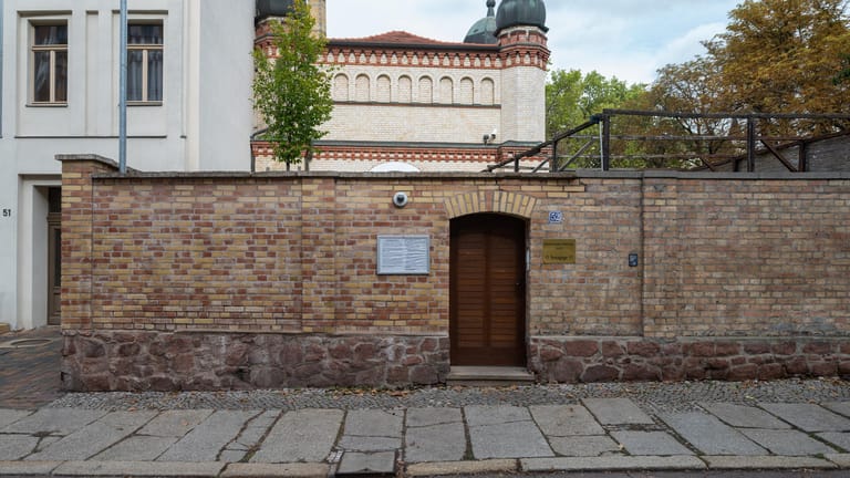 Die Tür der Synagoge: Sie hielt Schüssen stand und rettete so Leben.