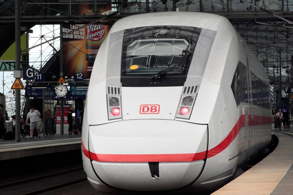 Ein ICE steht an einem Bahnsteig: Passagiere müssen nicht mehr mit Streiks rechnen.