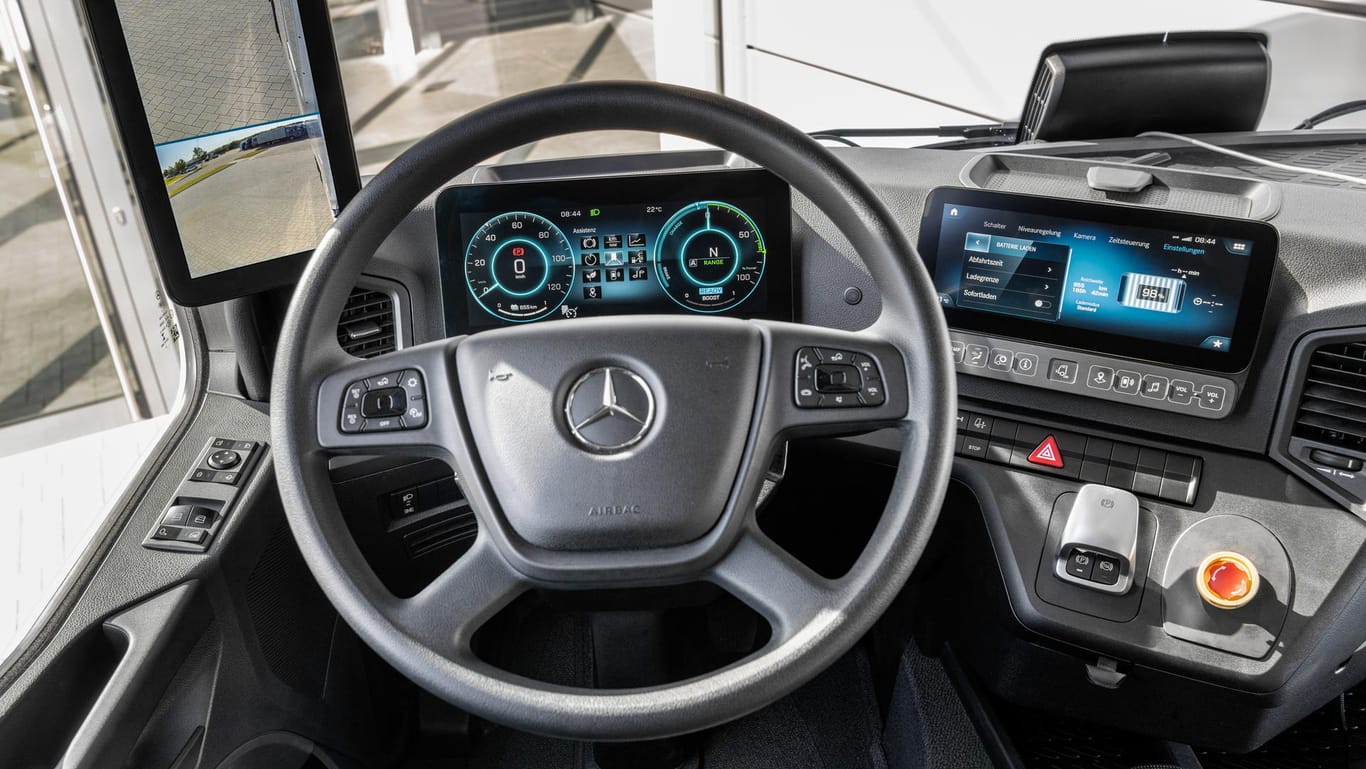Modernes Cockpit: Im Fahrerhaus des eActros ist es nur etwa halb so laut wie in einem vergleichbaren Diesel-Modell. Das erspart Fahrern viel Stress.