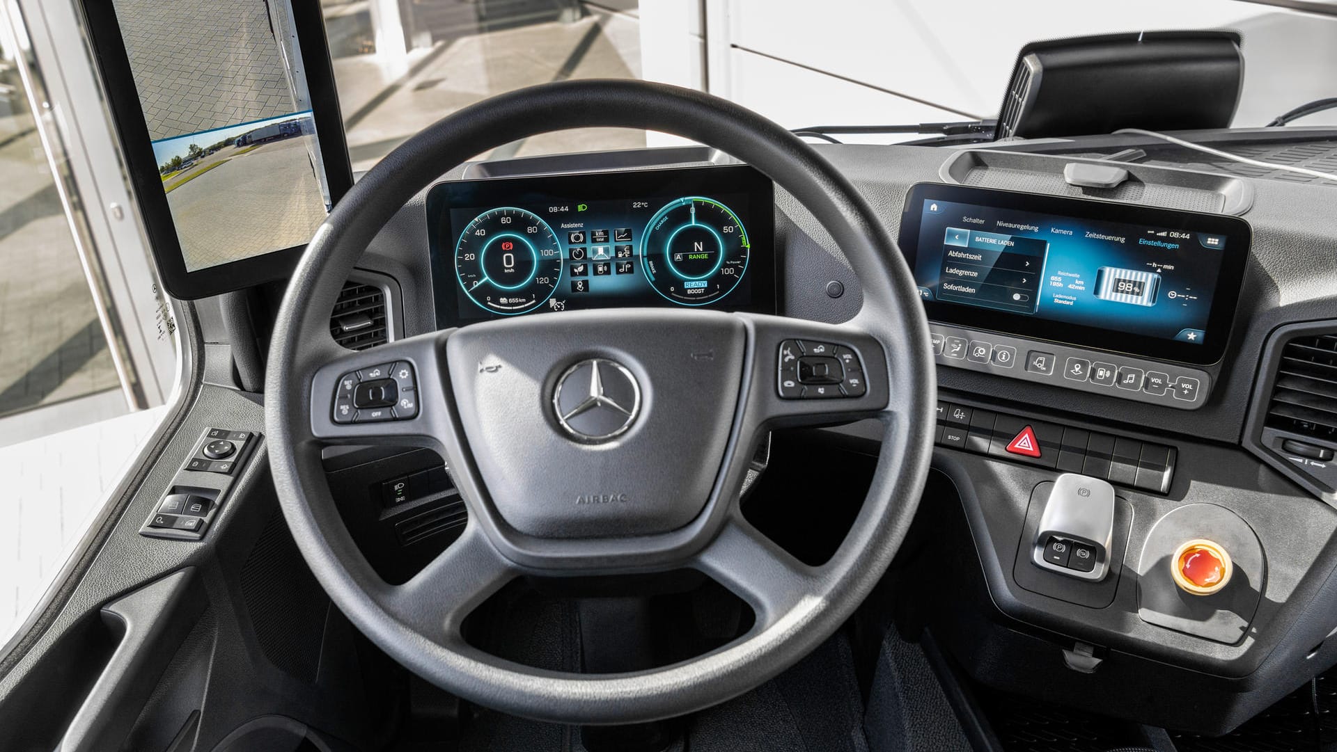 Modernes Cockpit: Im Fahrerhaus des eActros ist es nur etwa halb so laut wie in einem vergleichbaren Diesel-Modell. Das erspart Fahrern viel Stress.