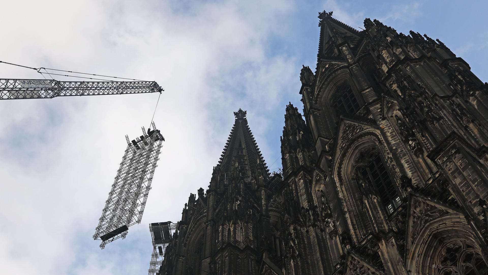 Ein Teil des Baugerüstes wird vor dem Dom heruntergelassen: Sobald alle Teile unten sind, wird die Sicht auf das Kölner Wahrzeichen so frei sein wie seit Jahren nicht. Ein Teil des Baugerüstes wird vor dem Dom heruntergelassen: Sobald alle Teile unten sind, wird die Sicht auf das Kölner Wahrzeichen so frei sein wie seit Jahren nicht.