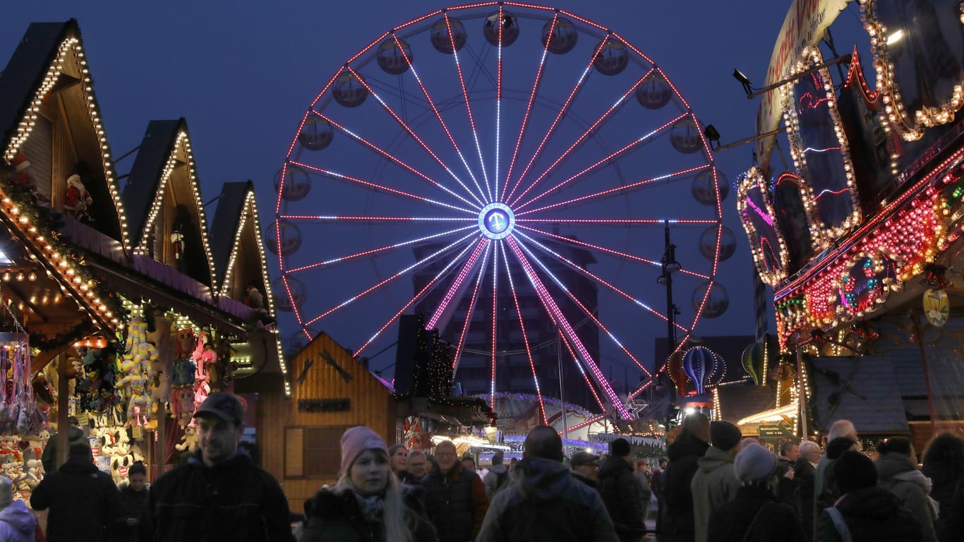 Besucher laufen über den Weihnachtsmarkt (Archivbild): In Dortmund wird in diesem Jahr der Weihnachtsmarkt stattfinden.