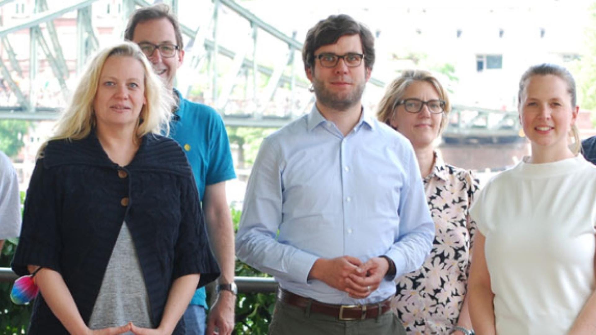 Daniel Frank inmitten der anderen Vorstandsmitglieder der Frankfurter Grünen: Links neben ihm Julia Frank (nicht mit ihm verwandt); die beiden wurden im Juni gemeinsam zu Vorstandssprechern des Kreisverbandes gewählt. Daniel Frank inmitten der anderen Vorstandsmitglieder der Frankfurter Grünen: Links neben ihm Julia Frank (nicht mit ihm verwandt); die beiden wurden im Juni gemeinsam zu Vorstandssprechern des Kreisverbandes gewählt.