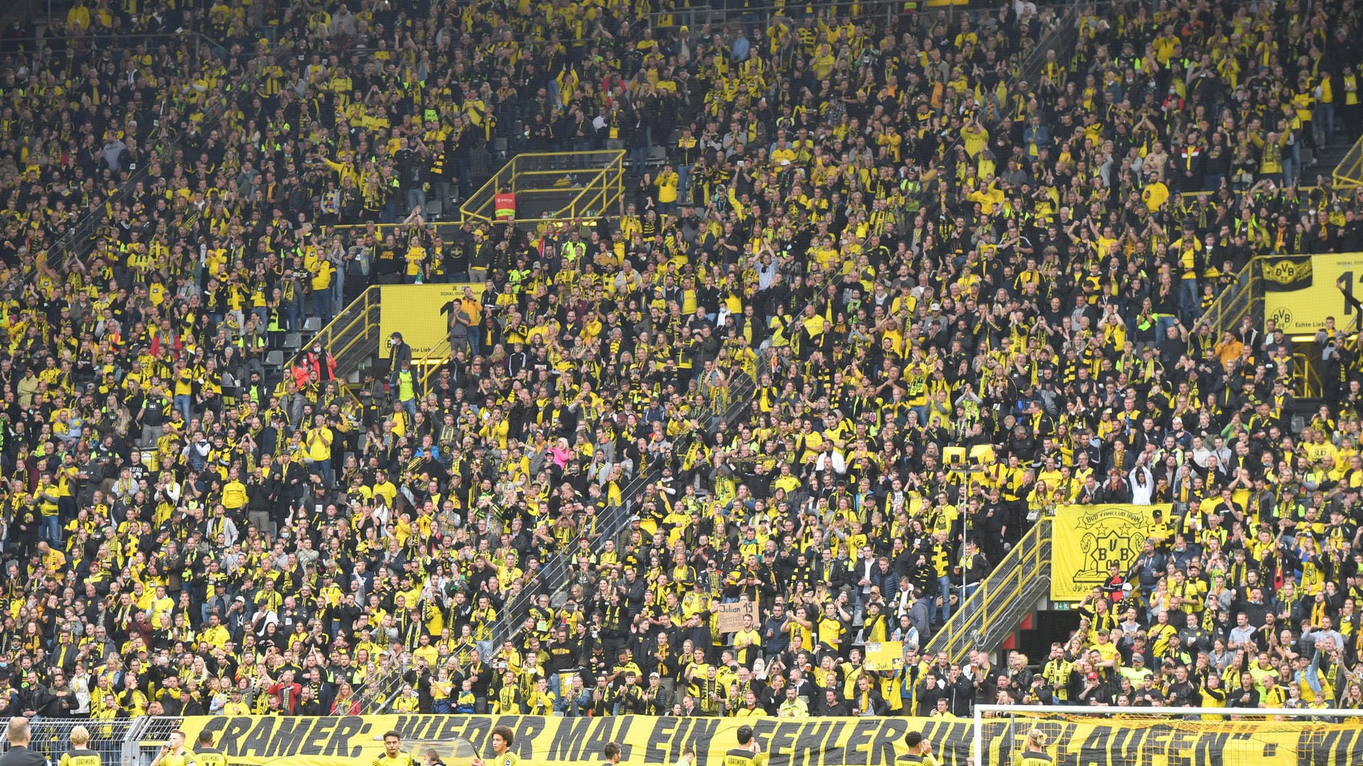 Anhänger des BVB im Signal Iduna Park (Archivbild): Die Heimstätte des Bundesligisten muss evakuiert werden. Anhänger des BVB im Signal Iduna Park (Archivbild): Die Heimstätte des Bundesligisten muss evakuiert werden.