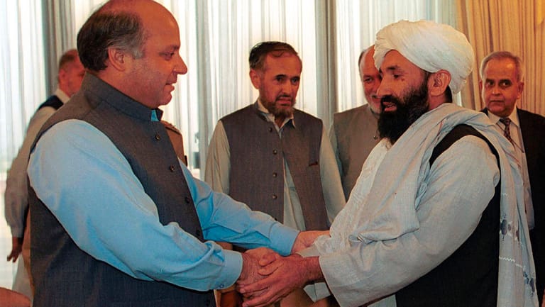 Mullah Mohammed Hassan Achund (2.v.r.) im Jahr 1999: Achund steht an der Spitze der Interimsregierung in Afghanistan.