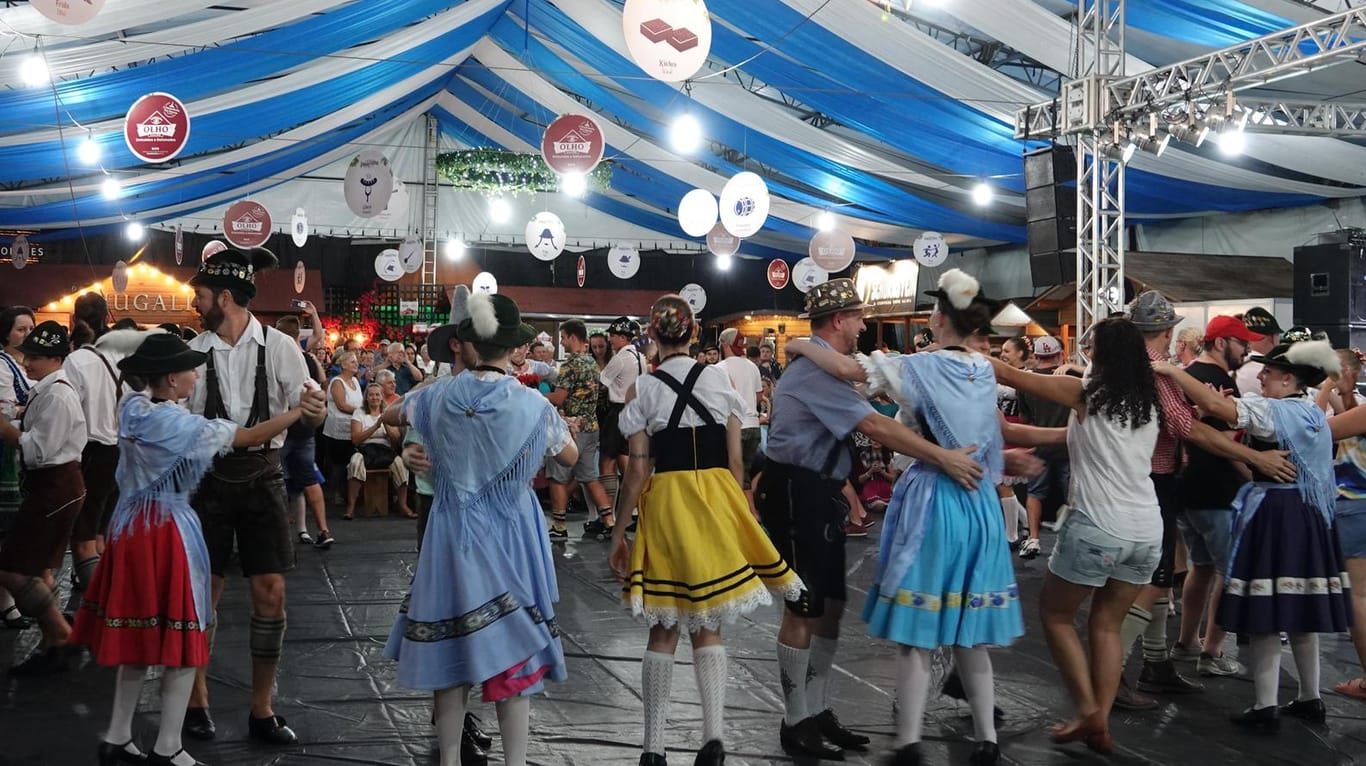 Beim Bierfest "Festa Pomerana" nach bayerischer Tradition in weiß-blauer Dekoration tanzen Menschen im einem Festzelt in Brasilien in Trachten (Archivbild): Auf der ganzen Welt werden kleine Oktoberfeste gefeiert.