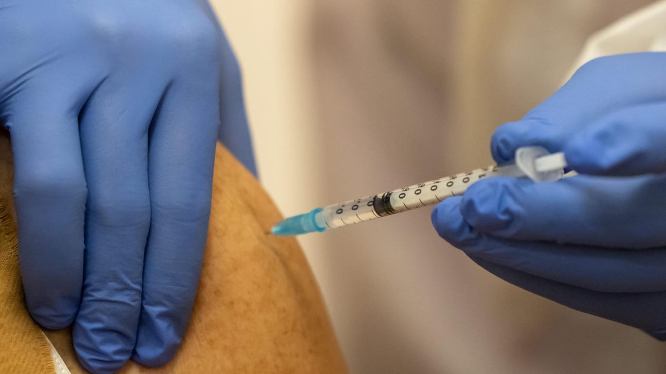 Corona-Schutzimpfung: Eine dritte Spritze sollen jetzt auch die über 70-Jährigen erhalten.