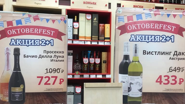 Mit der Marke "Oktoberfest" und blau-weißer Optik wirbt eine Ladenkette für deutsche Trinkkultur: Zwar trinken die Russen vor allem auch Bier, aber hier hält die Werbung für Wein her.