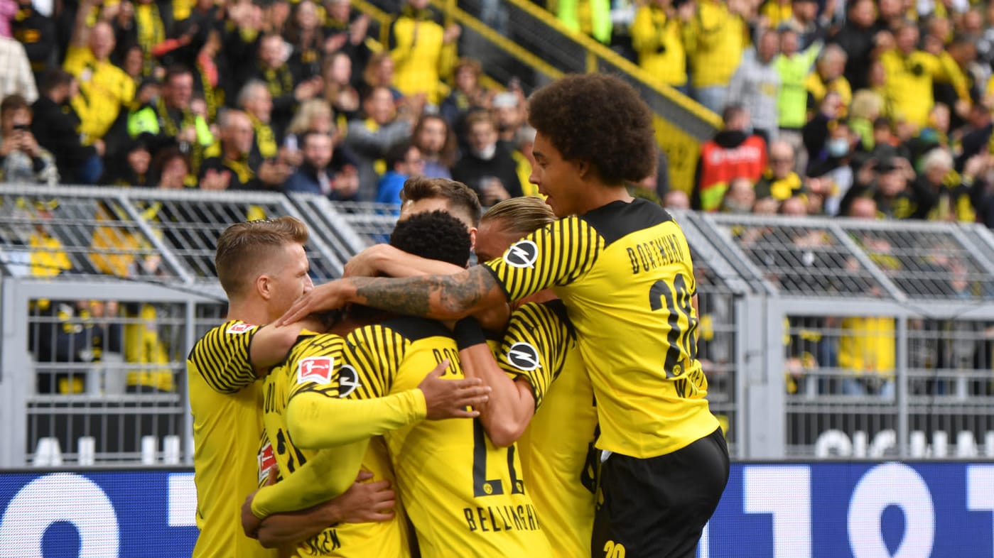 Die BVB-Profis jubeln vor den heimischen Fans im Signal-Iduna-Park – nun musste das Stadion geräumt werden. Die BVB-Profis jubeln vor den heimischen Fans im Signal-Iduna-Park – nun musste das Stadion geräumt werden.