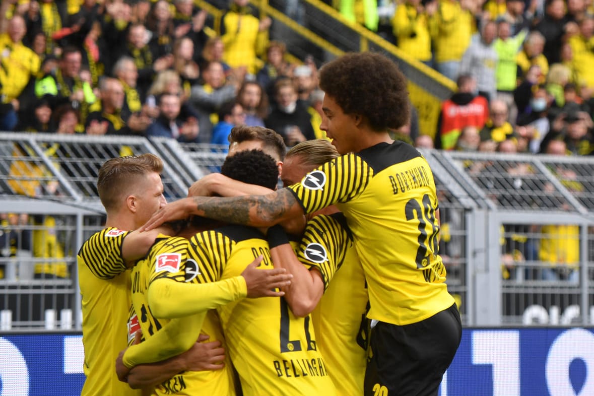 Die BVB-Profis jubeln vor den heimischen Fans im Signal-Iduna-Park – nun musste das Stadion geräumt werden.