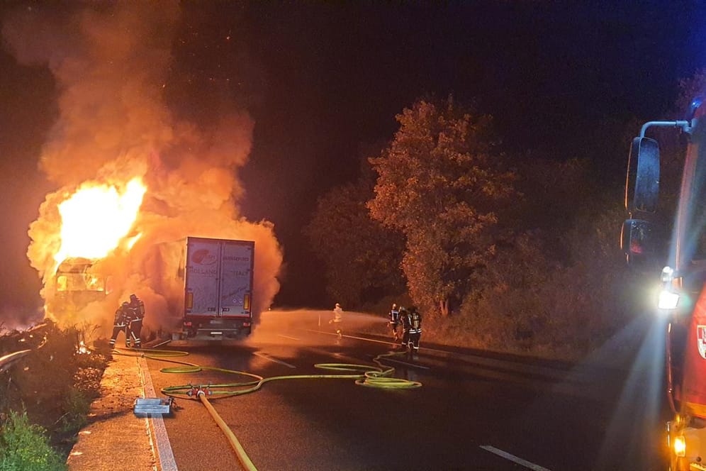 Feuerwehrleute löschen den Brand auf der A3: Die Autobahn war am Donnerstagmorgen wegen des Feuers bei Siegburg vorübergehend gesperrt worden.