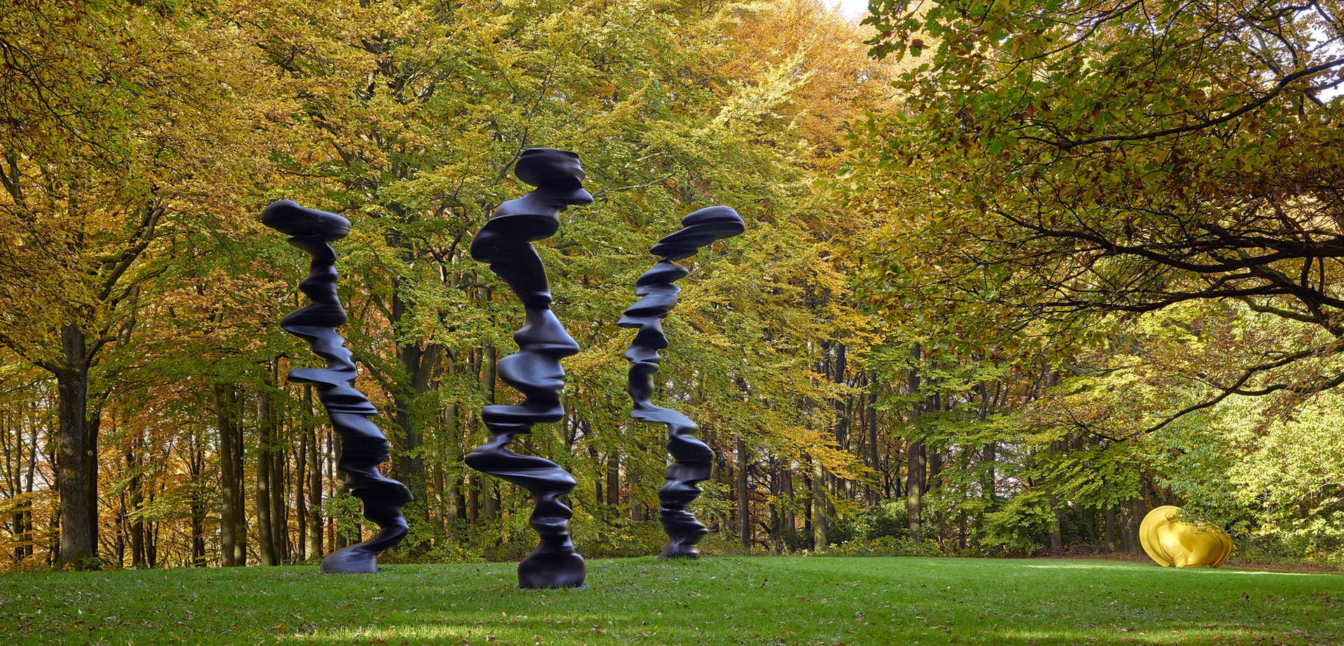 Skulpturen von Tony Cragg stehen im Skulpturenpark Waldfrieden in Wuppertal.
