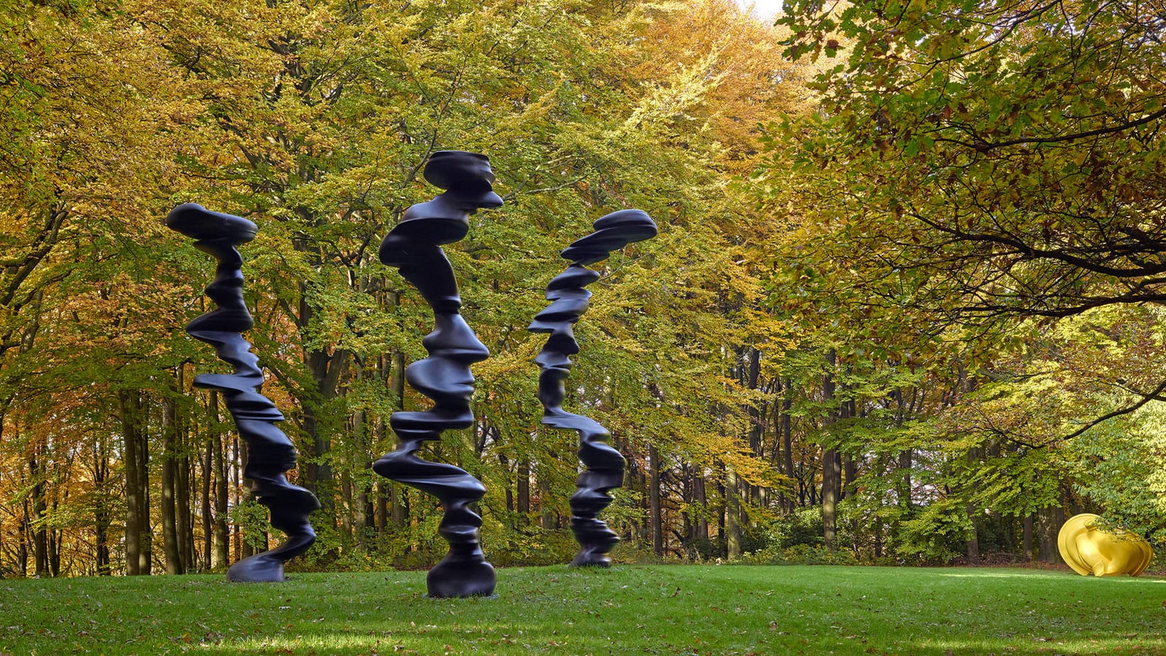 Skulpturen von Tony Cragg stehen im Skulpturenpark Waldfrieden in Wuppertal.