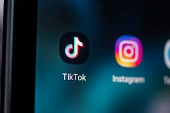 Auf dem Bildschirm eines Smartphones sieht man die Logos der Apps TikTok und Instagram.