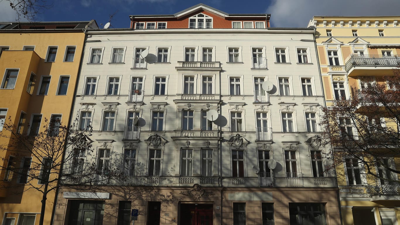 Ein Wohnhaus in Berlin (Symbolbild): Die Aareal Bank finanziert vor allem den Kauf von Immobilien.