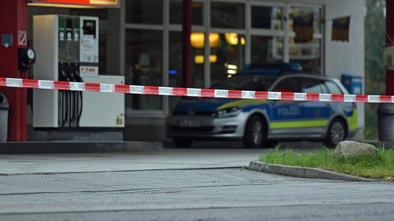 Ein Polizeiauto vor einer Tankstelle (Archivbild): In Mülheim hat eine Frau ohne Maske die Mitarbeiter einer Tankstelle mit dem Tod bedroht.
