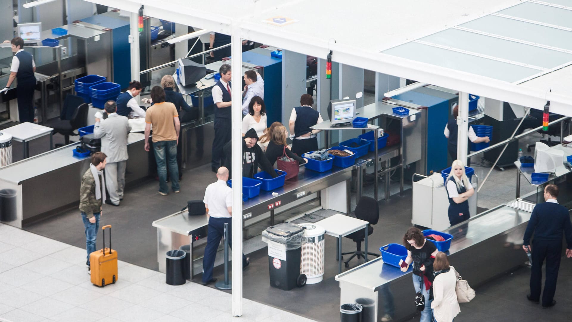 Sicherheitskontrolle an einem Flughafen (Symbolbild): In Hannover waren die Schlangen zuletzt lang. Sicherheitskontrolle an einem Flughafen (Symbolbild): In Hannover waren die Schlangen zuletzt lang.
