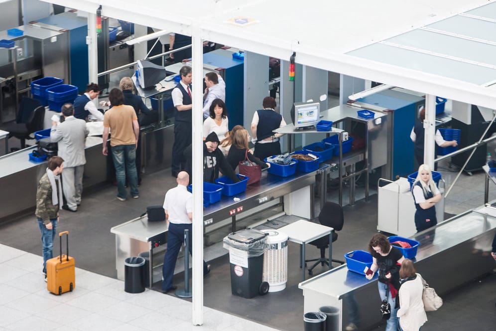 Sicherheitskontrolle an einem Flughafen (Symbolbild): In Hannover waren die Schlangen zuletzt lang.