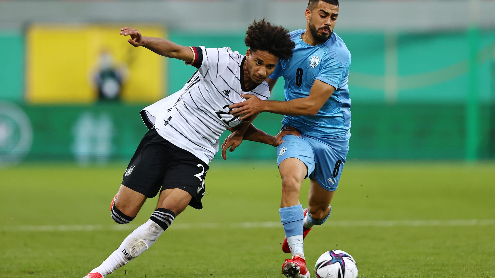 Flügelstürmer Kevin Schade (l.) im Duell mit einem israelischen Gegenspieler: Das deutsche Team ist im Spitzenspiel der EM-Qualifikation gefordert. Flügelstürmer Kevin Schade (l.) im Duell mit einem israelischen Gegenspieler: Das deutsche Team ist im Spitzenspiel der EM-Qualifikation gefordert.