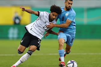 Flügelstürmer Kevin Schade (l.) im Duell mit einem israelischen Gegenspieler: Das deutsche Team ist im Spitzenspiel der EM-Qualifikation gefordert.