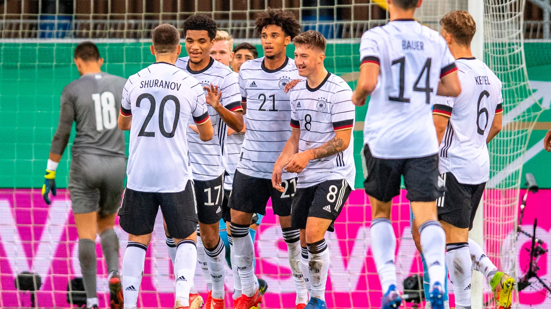 Jubel bei DFB: Malik Tillman (2.v.l.) gleicht für Deutschland aus.