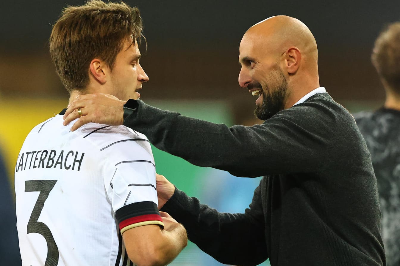 Antonio Di Salvo (r.) feiert mit Noah Katterbach: Der neue Bundestrainer holte einen Sieg zum Debüt.