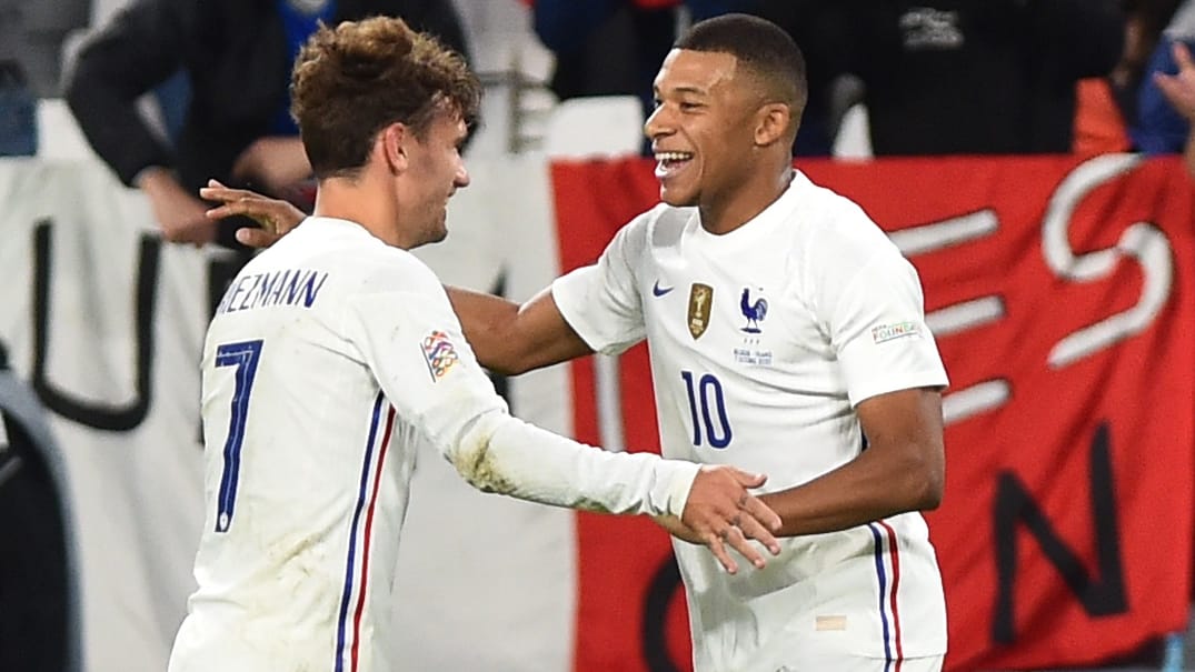 Antoine Griezmann und Kylian Mbappé (v.l.) bejubeln den Last-Minute-Erfolg Frankreichs.