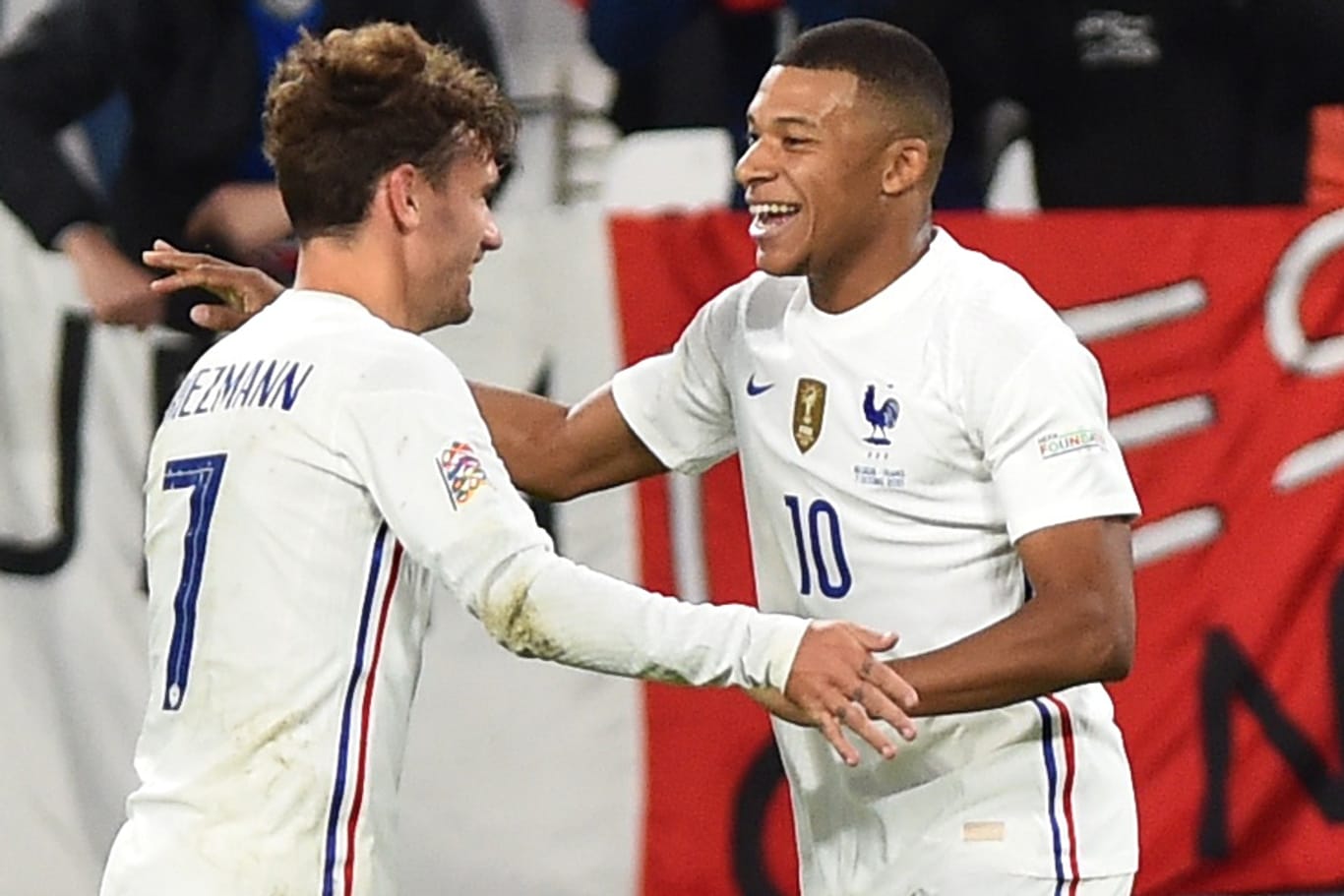 Antoine Griezmann und Kylian Mbappé (v.l.) bejubeln den Last-Minute-Erfolg Frankreichs.
