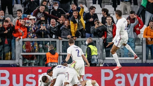 Die Franzosen feiern den 3:2-Sieg gegen Belgien.