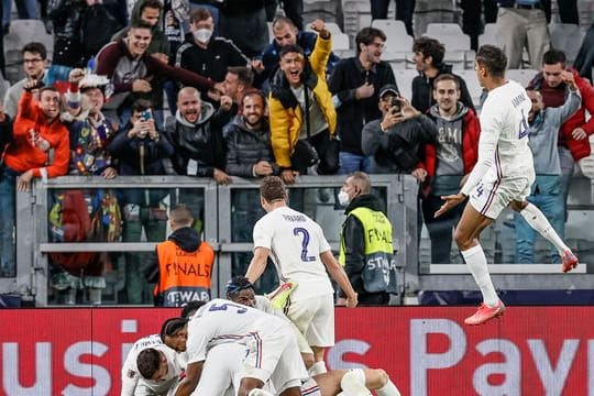 Die Franzosen feiern den 3:2-Sieg gegen Belgien.