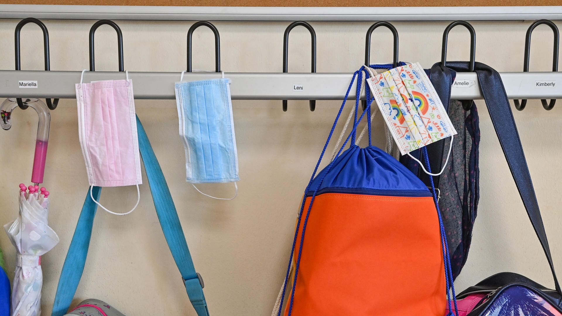 Maskenpflicht an Schulen? Mehrere Bundesländer hatten die Maßnahme zuletzt aufgehoben. Maskenpflicht an Schulen? Mehrere Bundesländer hatten die Maßnahme zuletzt aufgehoben.