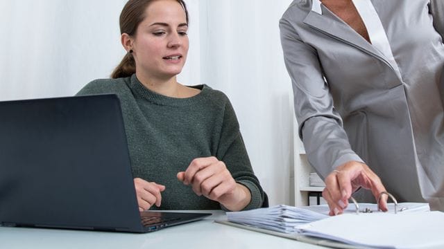 Trainees sollten die Möglichkeit haben, unterschiedliche Abteilungen kennenzulernen - natürlich unter Anleitung.