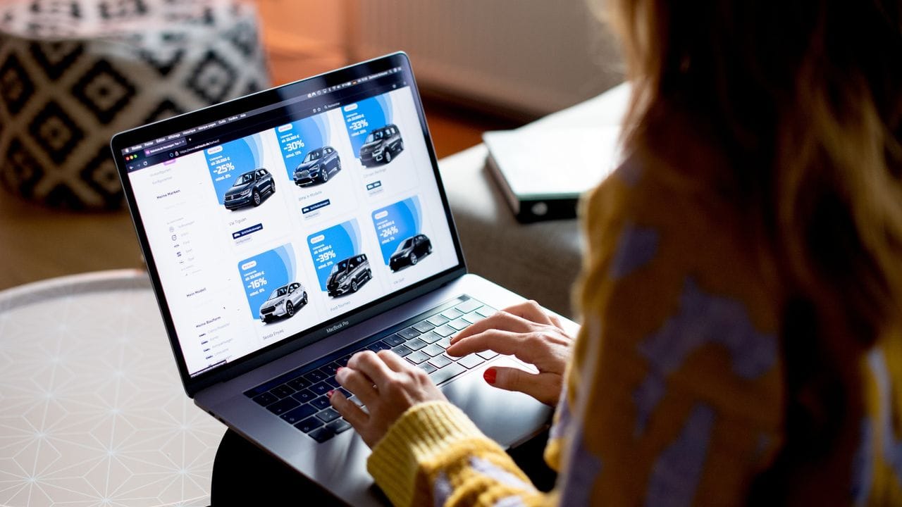 Infoquelle mit Sparpotenzial: Autokäufer können von Online-Rabatten profitieren.