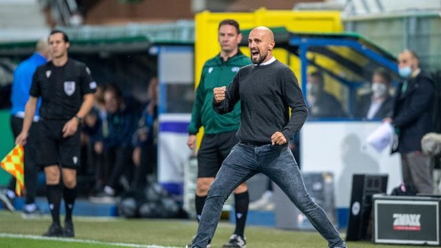 U21-Trainer Antonio Di Salvo jubelt über den Sieg seines Teams.