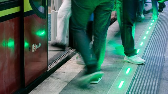 Bahn testet ab kommendem Jahr LED-Bahnsteig-Begrenzung Bahn testet ab kommendem Jahr LED-Bahnsteig-Begrenzung