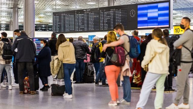 Reisende warten im Flughafen Hannover-Langenhagen: Mit einem Trick können Passagiere Zeit sparen.