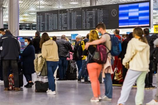 Reisende warten im Flughafen Hannover-Langenhagen: Mit einem Trick können Passagiere Zeit sparen.