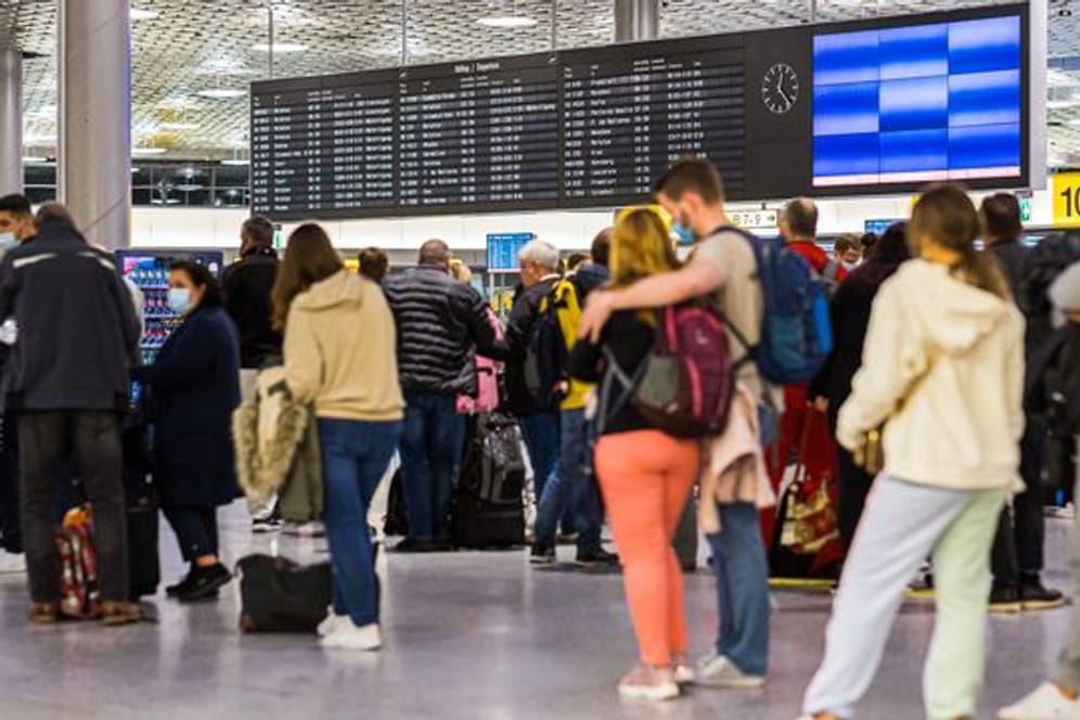 Reisende warten im Flughafen Hannover-Langenhagen: Mit einem Trick können Passagiere Zeit sparen.