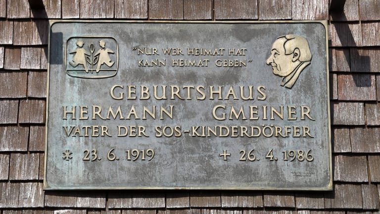 Eine Gedenktafel am Geburtshaus von Hermann Gmeiner, Gründer der SOS-Kinderdörfer: Eigentlich sollen die Mitarbeitenden den Kindern Schutz bieten, doch das scheint in Bayern teils nicht der Fall gewesen zu sein.