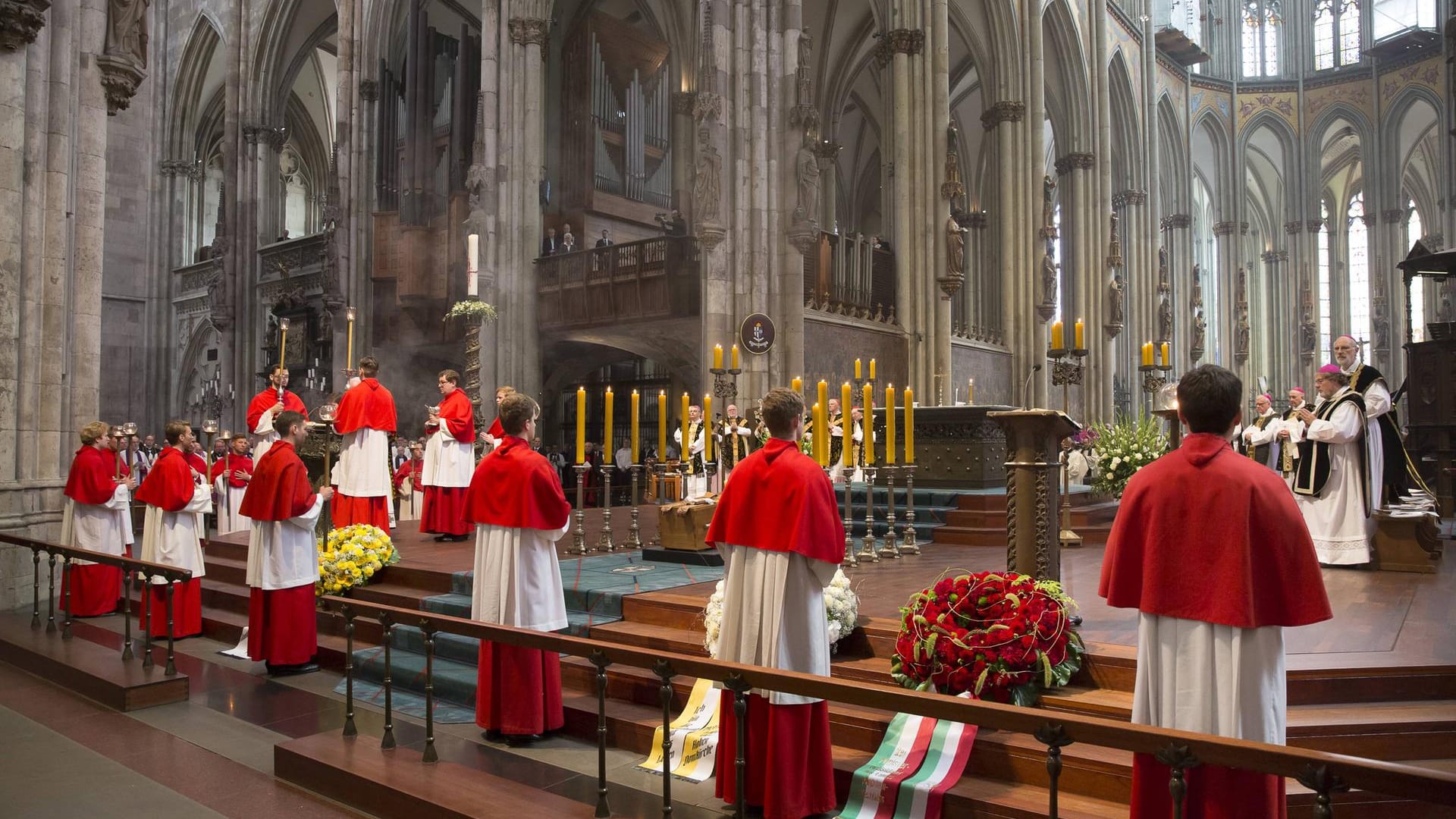 Messe im Kölner Dom: Eines Nachts soll sich eine Geistermesse zugetragen haben.