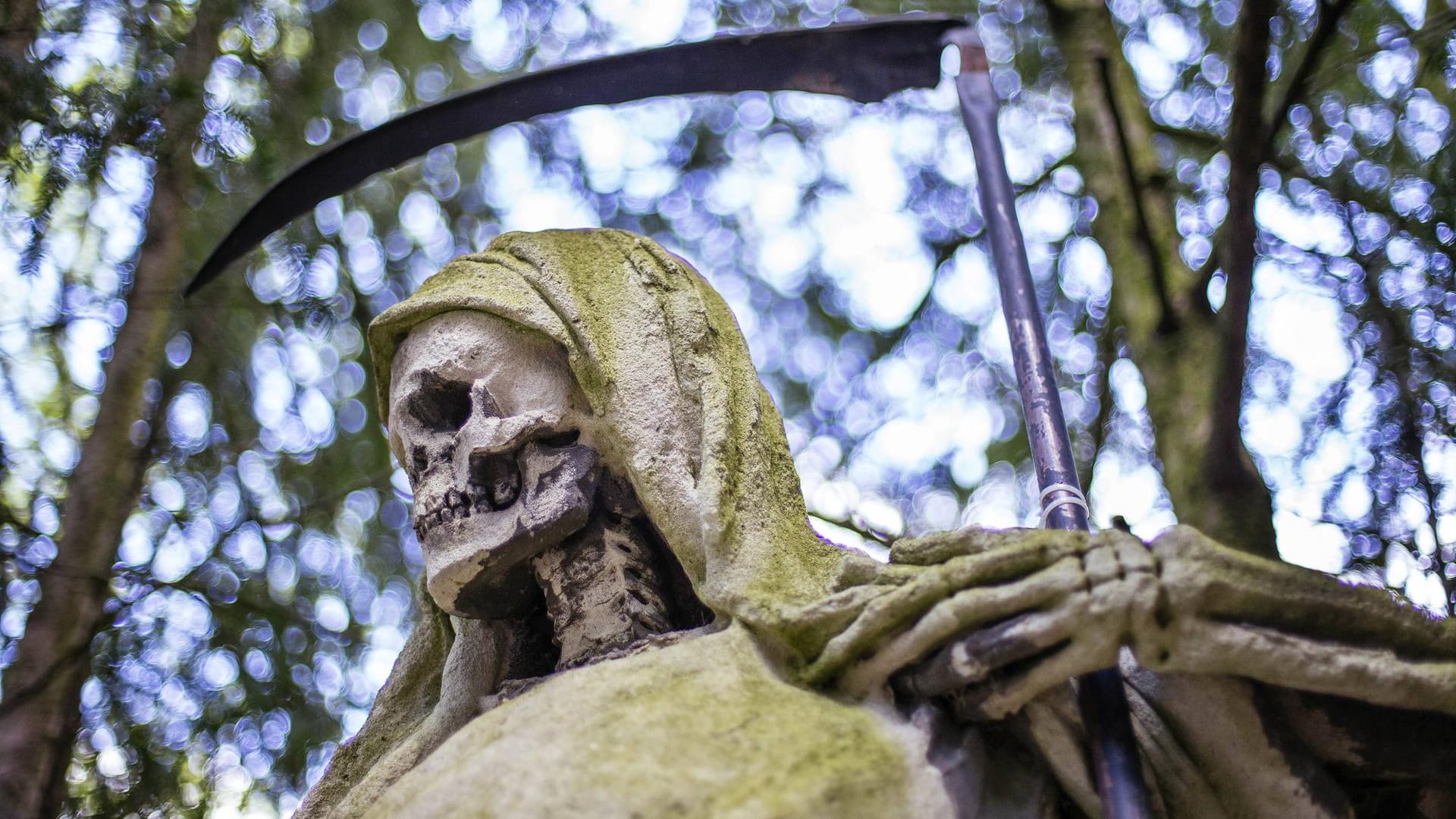 Sensenmann auf dem Melatenfriedhof in Köln: Die Skulptur befindet sich auf dem Grab eines Kaufmannes.