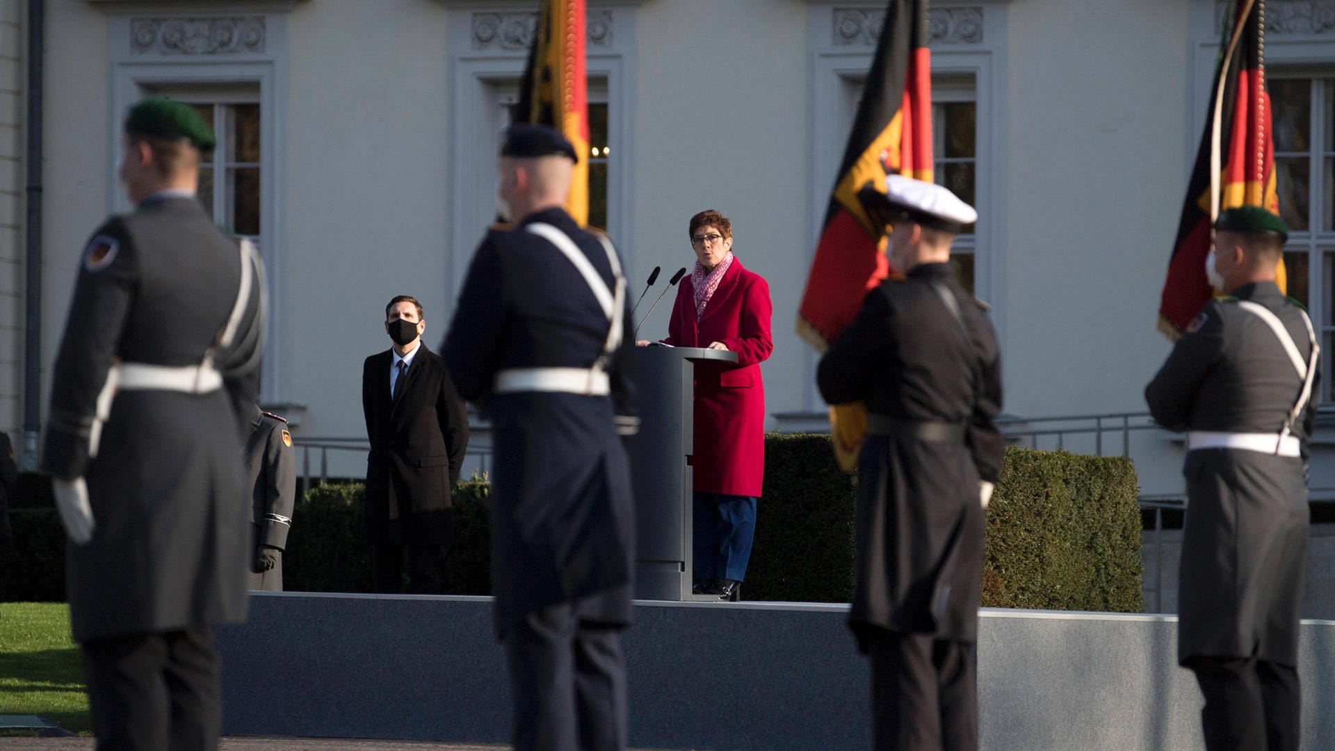 Annegret Kramp-Karrenbauer: Hinten die Verteidigungsministerin, im Vordergrund das Wachbataillon.