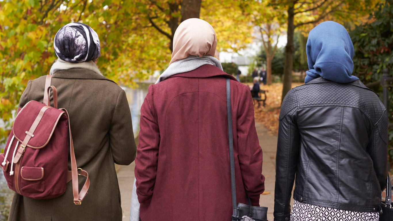 Drei Frauen mit Kopftüchern (Symbolbild): Erst nach einer Beschwerde konnte die junge Frau in Bergheim wählen gehen.